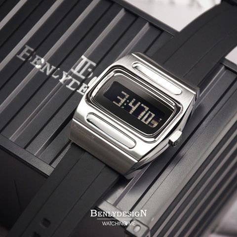 Benlydesign | G100系列 G100S-B | 銀色不鏽鋼太陽能多功能電子錶 黑色矽膠錶帶側面