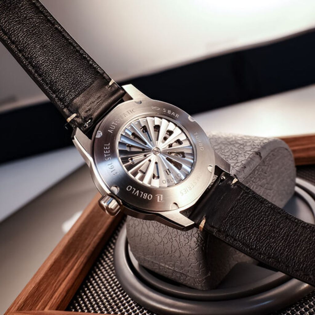 jm-ear-ybbl-11-600x600OBLVLO｜OBL-JM-EARTH-YBB｜銀框黑面 地球 指南針 夜光鏤空機械腕錶 黑色皮革錶帶 男錶背面