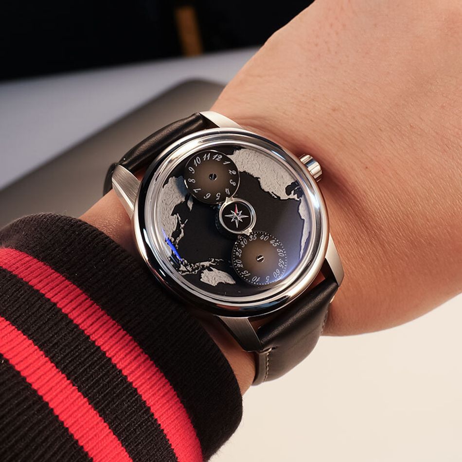 OBLVLO｜OBL-JM-EARTH-YBB｜銀框黑面 地球 指南針 夜光鏤空機械腕錶 黑色皮革錶帶 男錶實戴展示