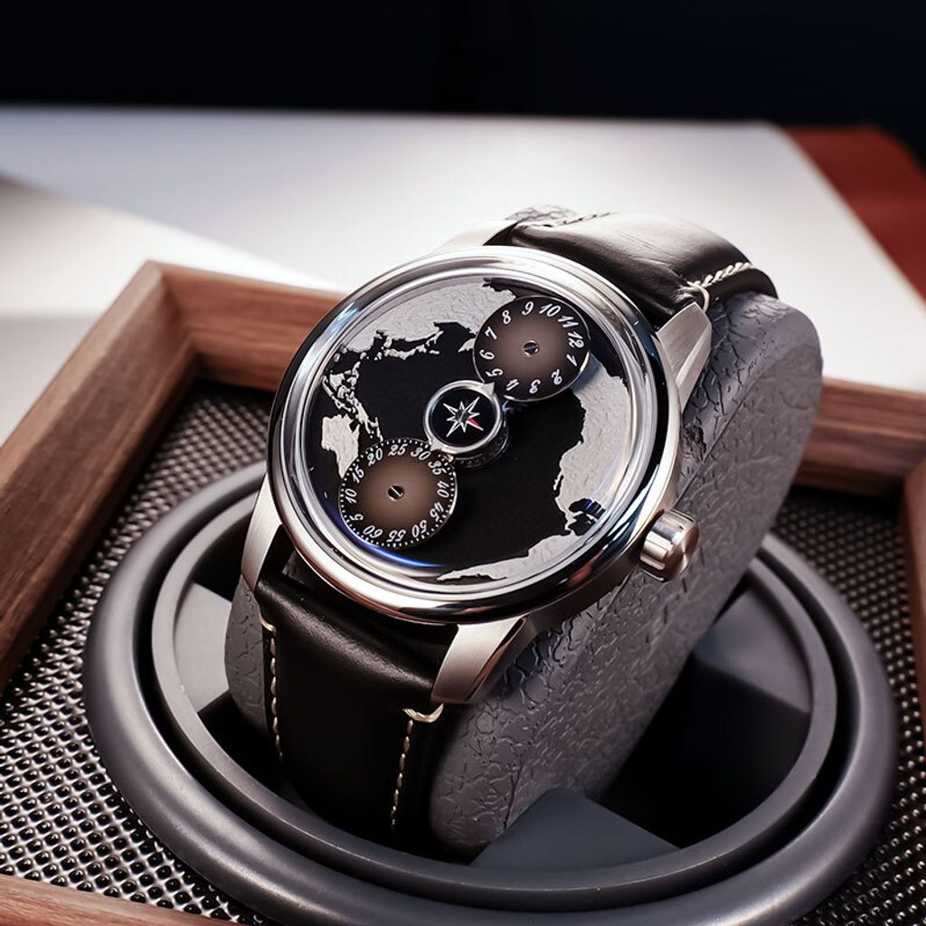 OBLVLO｜OBL-JM-EARTH-YBB｜銀框黑面 地球 指南針 夜光鏤空機械腕錶 黑色皮革錶帶 男錶錶面展示