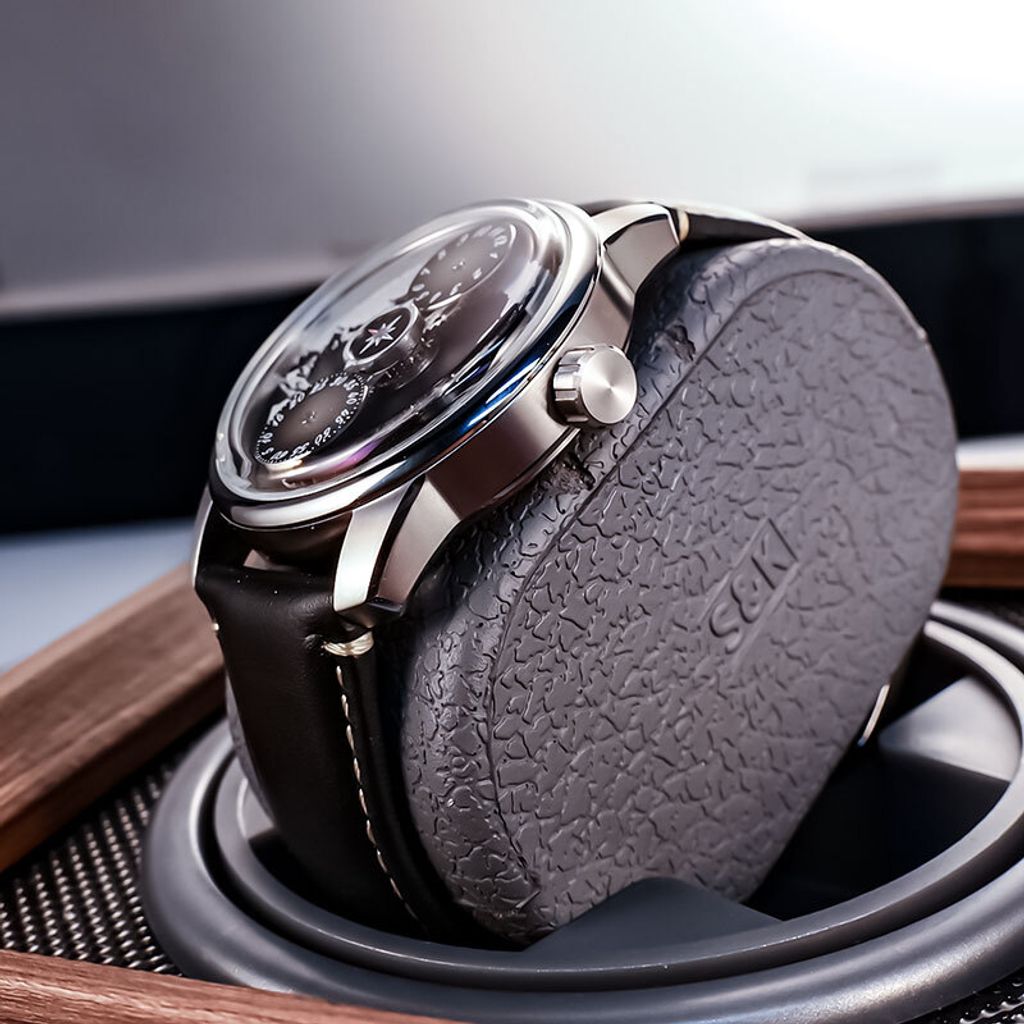 OBLVLO｜OBL-JM-EARTH-YBB｜銀框黑面 地球 指南針 夜光鏤空機械腕錶 黑色皮革錶帶 男錶側面展示