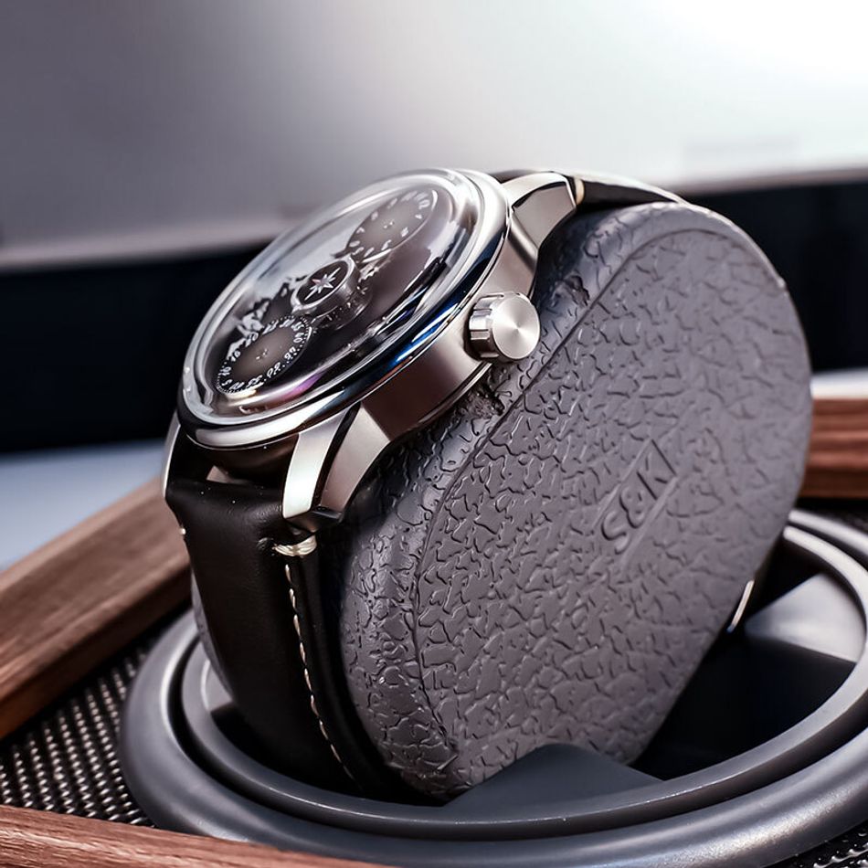 OBLVLO｜OBL-JM-EARTH-YBB｜銀框黑面 地球 指南針 夜光鏤空機械腕錶 黑色皮革錶帶 男錶側面展示