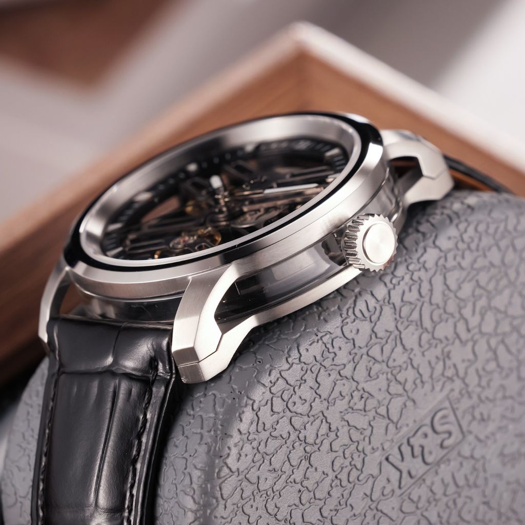 OBLVLO｜OBL-KM-YBBL｜銀框 鏤空機械腕錶 黑色皮革錶帶 男錶側面展示