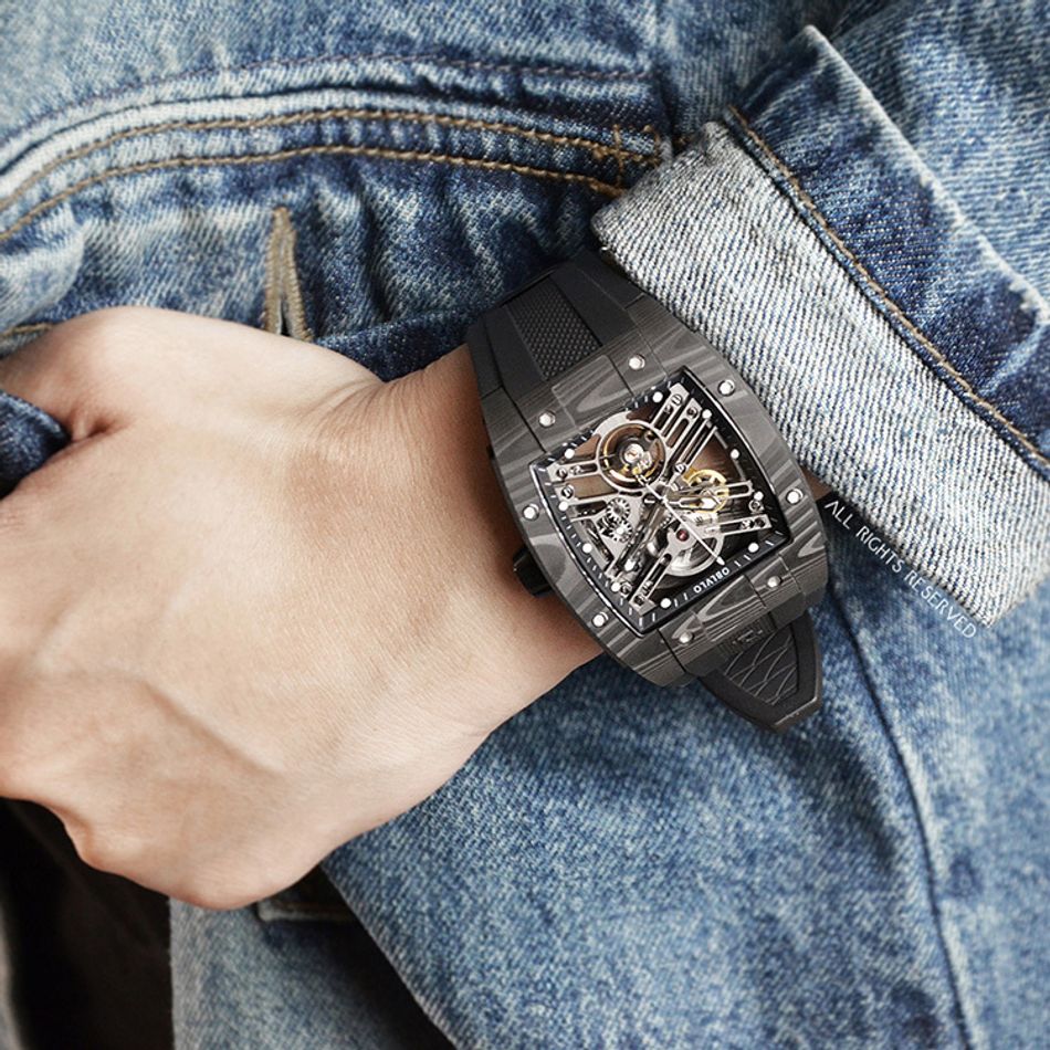 OBLVLO｜EM-ST-BBBB｜黑色系 碳纖維酒桶造型鏤空機械腕錶 橡膠錶帶實戴細節