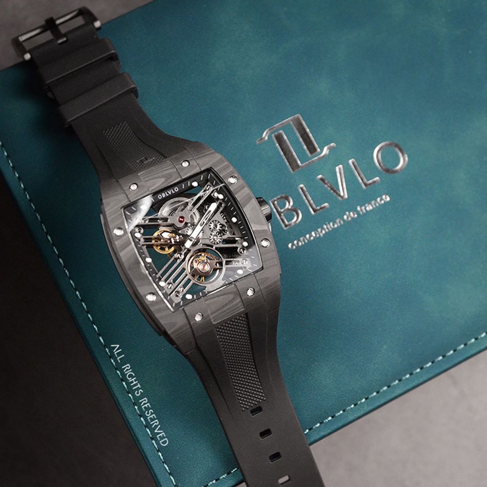 OBLVLO｜EM-ST-BBBB｜黑色系 碳纖維酒桶造型鏤空機械腕錶 橡膠錶帶平攤展示