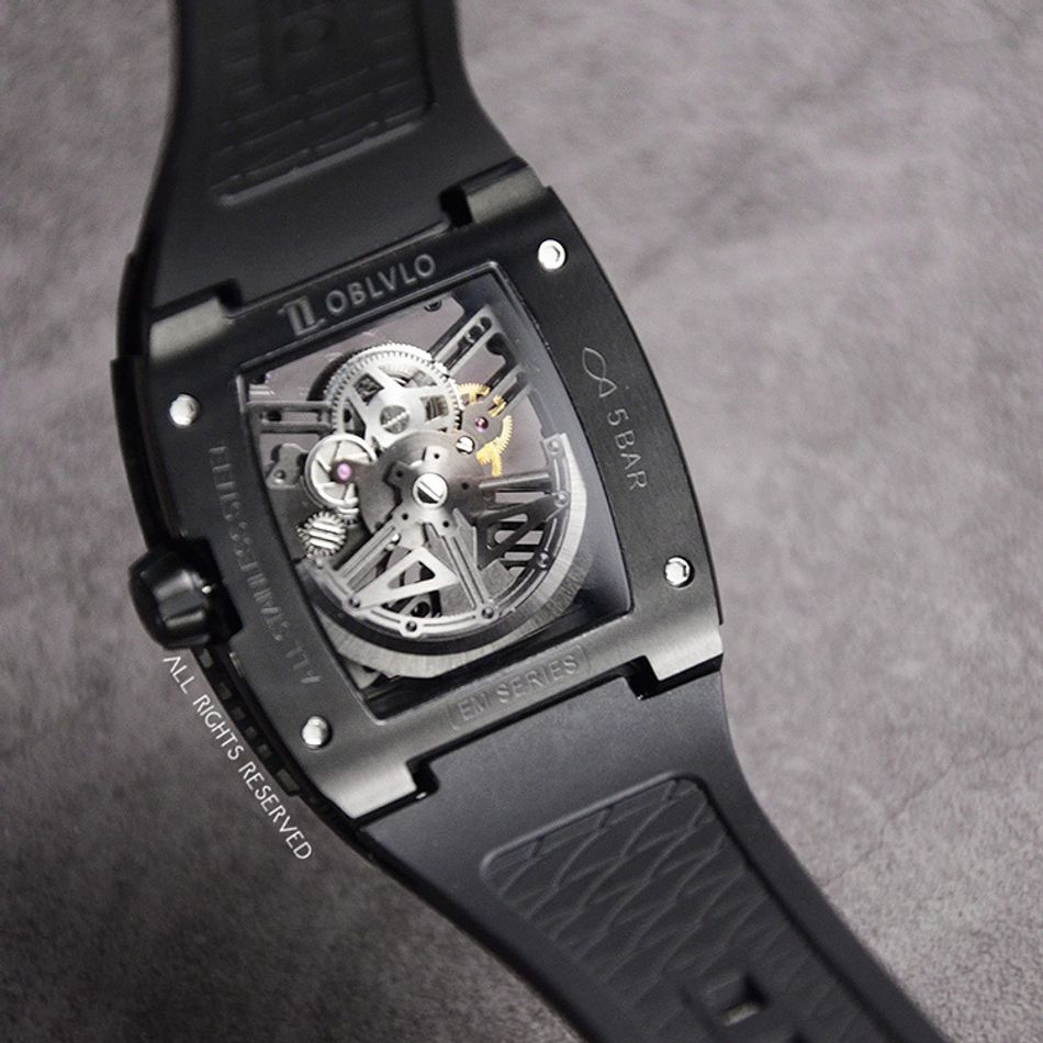 OBLVLO｜EM-ST-BBBB｜黑色系 碳纖維酒桶造型鏤空機械腕錶 橡膠錶帶背面展示