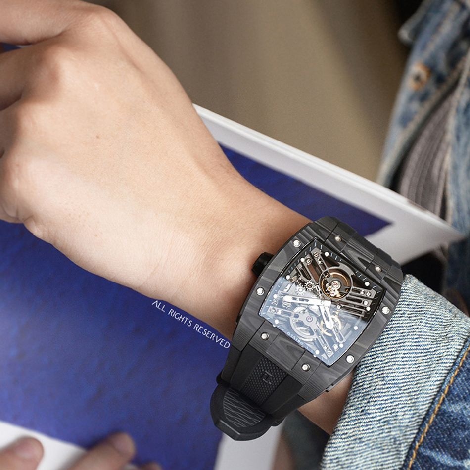 OBLVLO｜EM-ST-BBBB｜黑色系 碳纖維酒桶造型鏤空機械腕錶 橡膠錶帶實戴展示