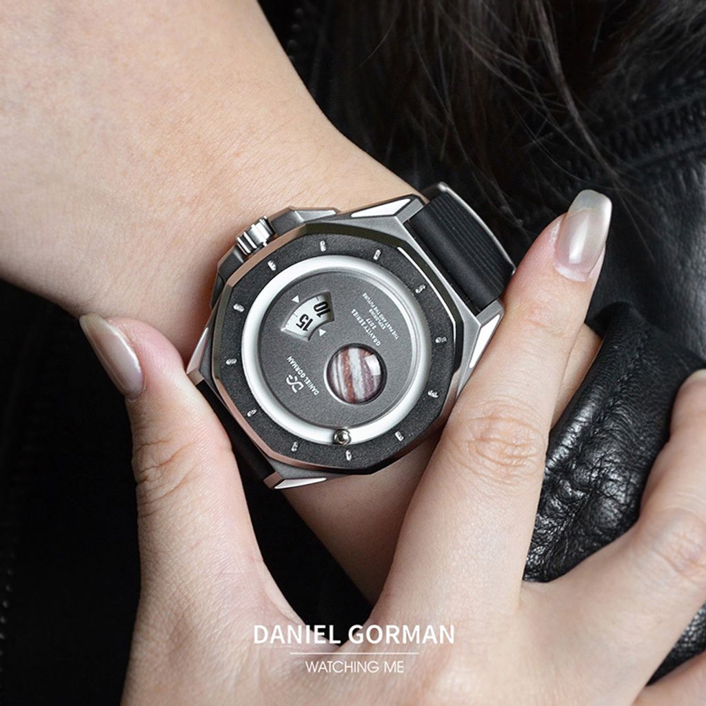 DANIEL GORMAN ｜萬有引力系列 DG0132QW ｜木星款 灰框 黑色矽膠錶帶實戴細節