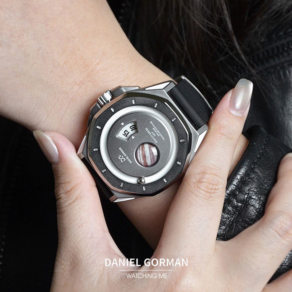 DANIEL GORMAN ｜萬有引力系列 DG0132QW ｜木星款 灰框 黑色矽膠錶帶實戴細節
