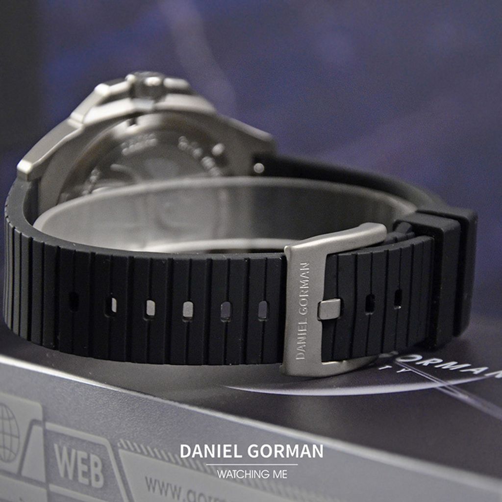 DANIEL GORMAN ｜萬有引力系列 DG0132QW ｜木星款 灰框 黑色矽膠錶帶背面展示