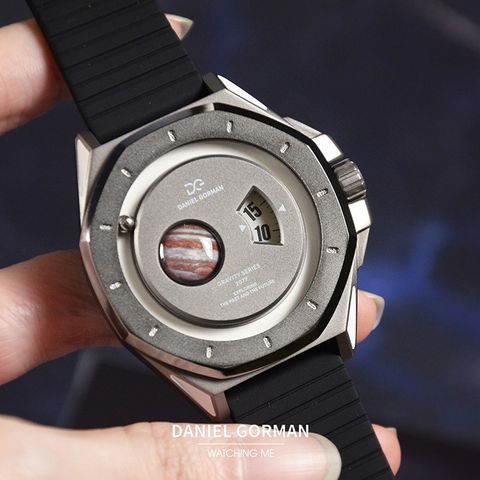 DANIEL GORMAN ｜萬有引力系列 DG0132QW ｜木星款 灰框 黑色矽膠錶帶錶面細節展示