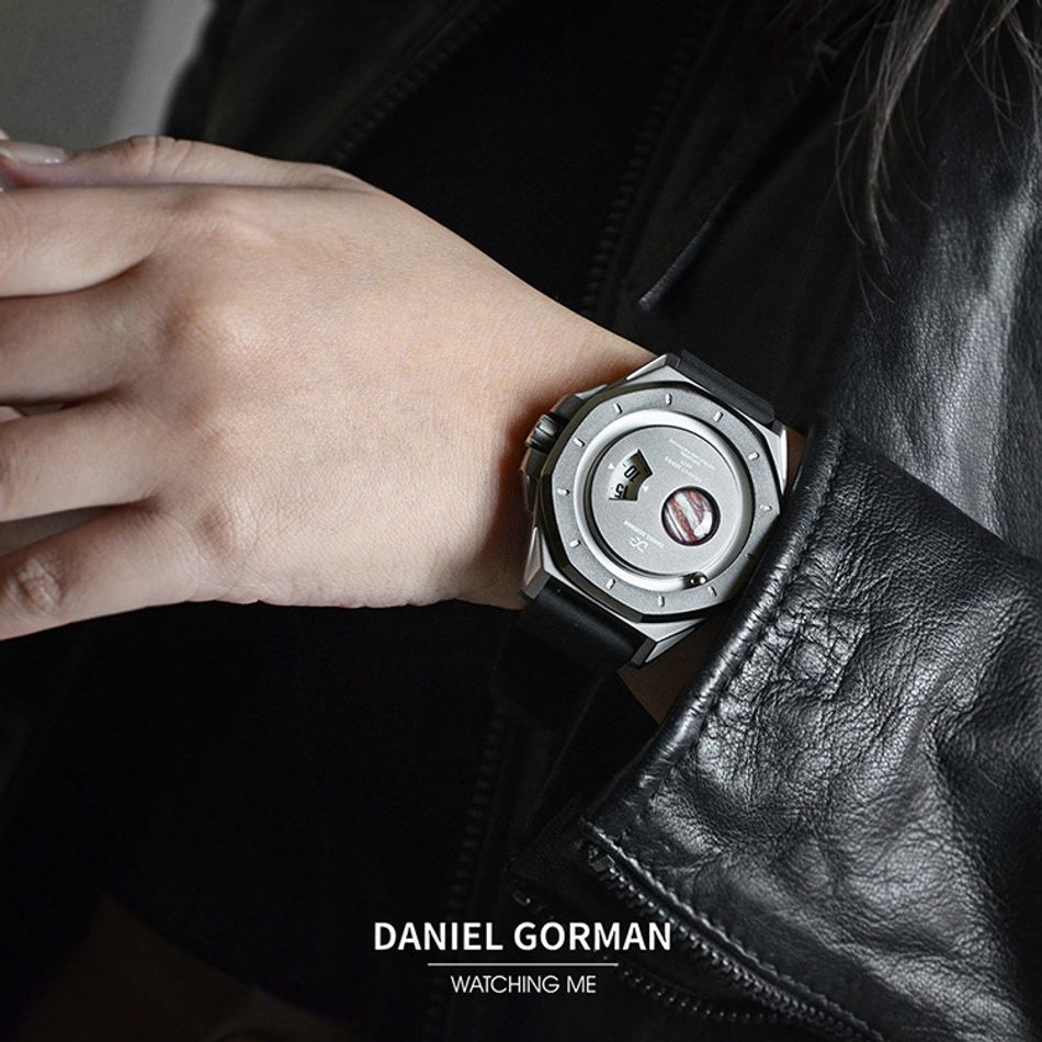 DANIEL GORMAN ｜萬有引力系列 DG0132QW ｜木星款 灰框 黑色矽膠錶帶實戴展示