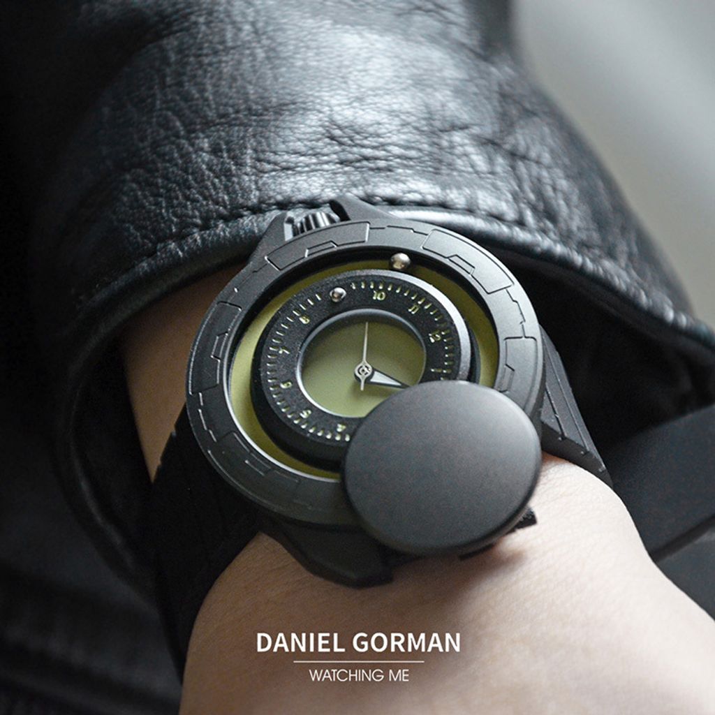 DANIEL GORMAN ｜DG0133KG｜黑+綠 磁吸指針 滑蓋宇宙太空船造型 矽膠錶帶實戴細節