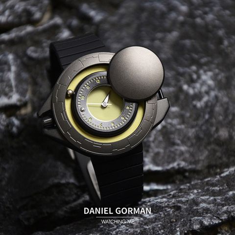 DANIEL GORMAN ｜DG0133KG｜黑+綠 磁吸指針 滑蓋宇宙太空船造型 矽膠錶帶正面展示