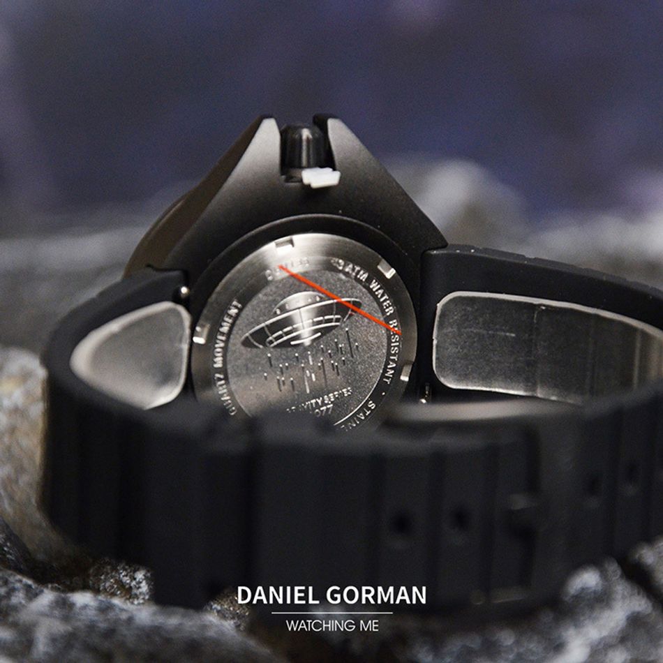 DANIEL GORMAN ｜DG0133KG｜黑+綠 磁吸指針 滑蓋宇宙太空船造型 矽膠錶帶背面展示