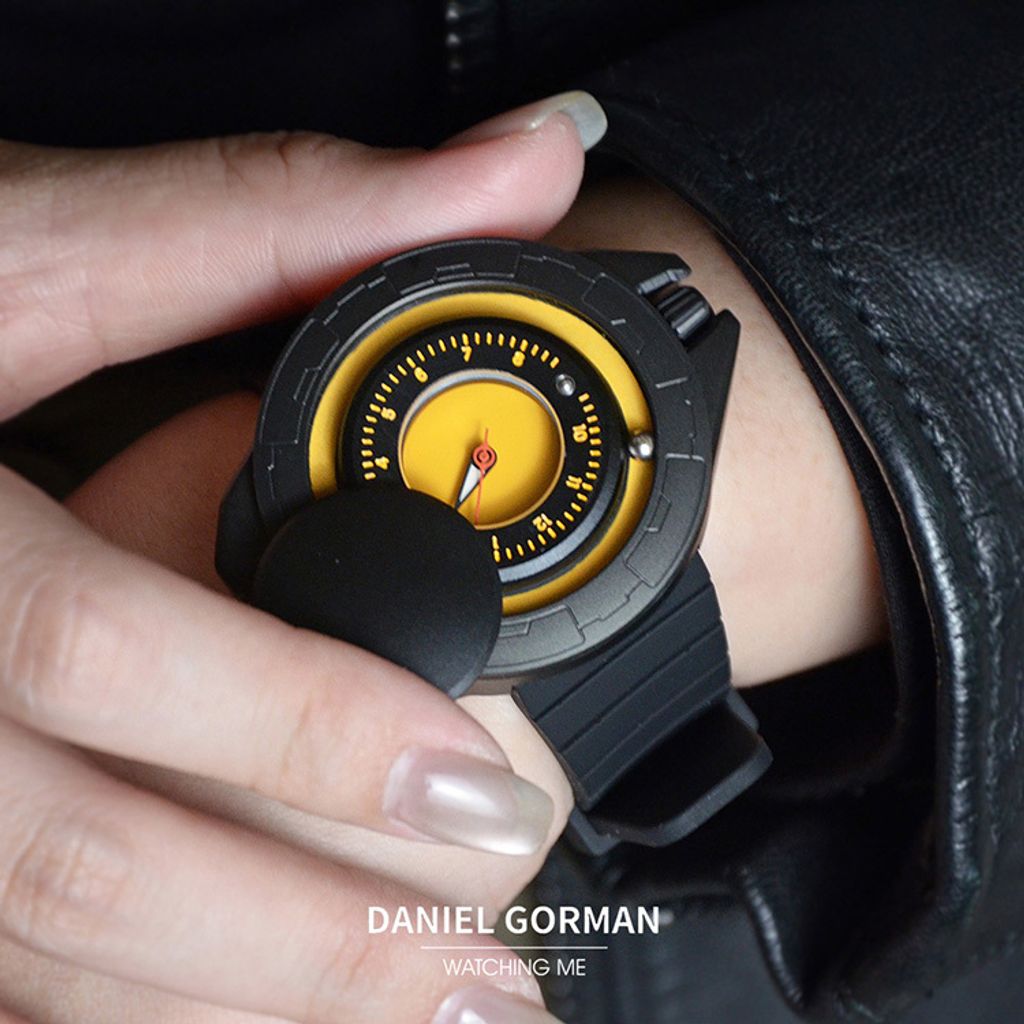 DANIEL GORMAN ｜DG0133KY｜黑+黃 磁吸指針 滑蓋宇宙太空船造型 矽膠錶帶實帶細節