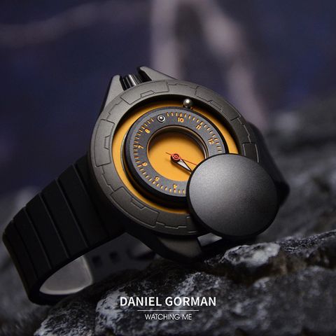 DANIEL GORMAN ｜DG0133KY｜黑+黃 磁吸指針 滑蓋宇宙太空船造型 矽膠錶帶橫躺展示