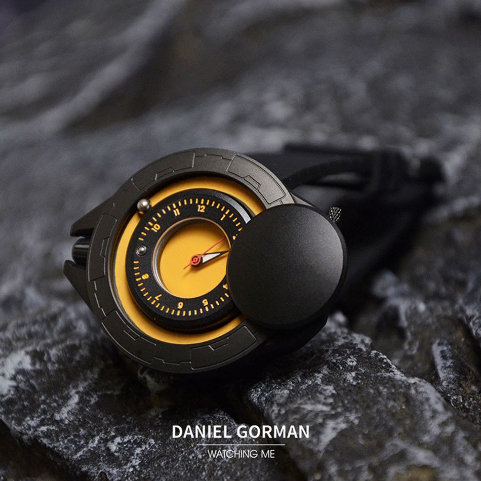 DANIEL GORMAN ｜DG0133KY｜黑+黃 磁吸指針 滑蓋宇宙太空船造型 矽膠錶帶錶面細節展示