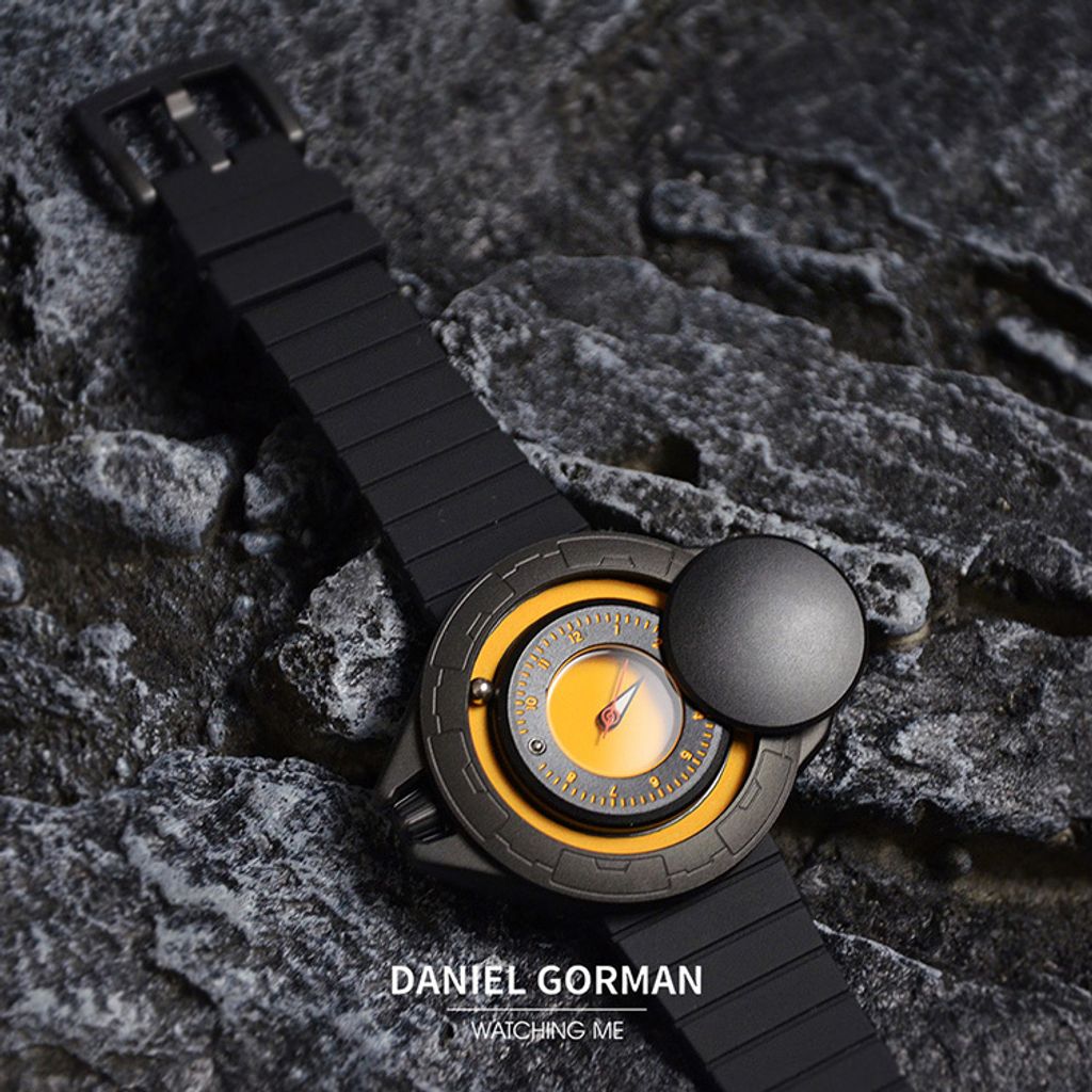 DANIEL GORMAN ｜DG0133KY｜黑+黃 磁吸指針 滑蓋宇宙太空船造型 矽膠錶帶平攤展示