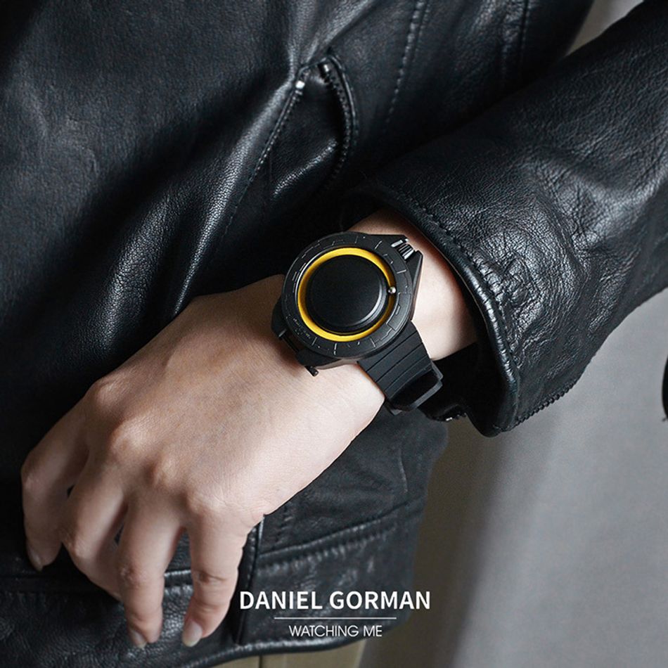 DANIEL GORMAN ｜DG0133KY｜黑+黃 磁吸指針 滑蓋宇宙太空船造型 矽膠錶帶實戴展示