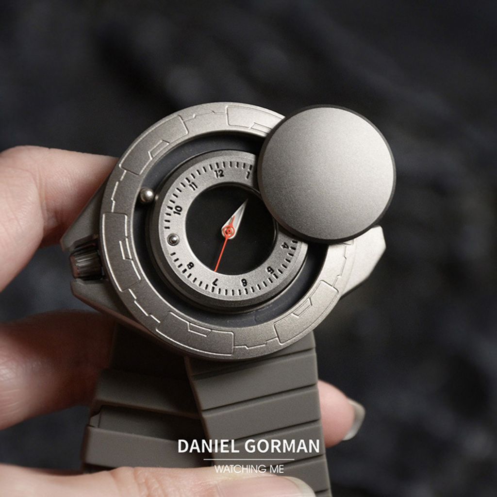 DANIEL GORMAN ｜DG0133SK｜灰+黑 磁吸指針 滑蓋宇宙太空船造型 矽膠錶帶錶面細節