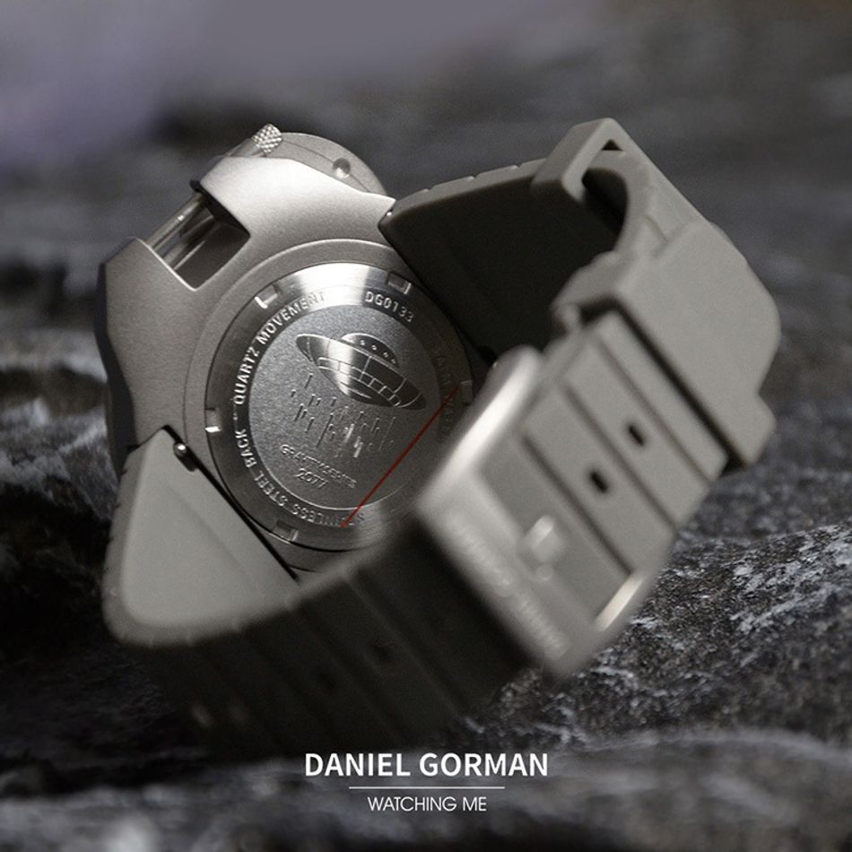 DANIEL GORMAN ｜DG0133SK｜灰+黑 磁吸指針 滑蓋宇宙太空船造型 矽膠錶帶背面展示