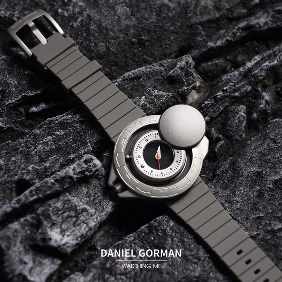 DANIEL GORMAN ｜DG0133SK｜灰+黑 磁吸指針 滑蓋宇宙太空船造型 矽膠錶帶平攤展示