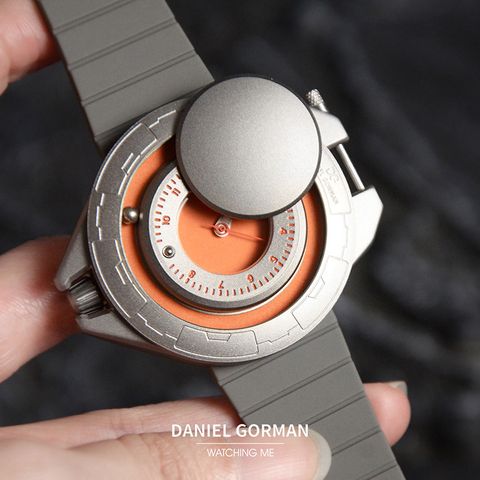 DANIEL GORMAN ｜DG0133SY｜灰+橘 磁吸指針 滑蓋宇宙太空船造型 矽膠錶帶錶面細節展示