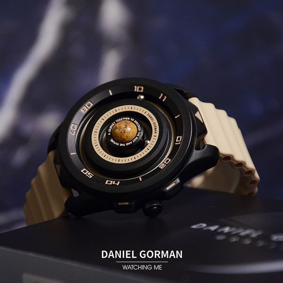 DANIEL GORMAN ｜萬有引力系列 DG0525KB ｜土星款 磁吸指針 黑色框 卡其色矽膠錶帶橫躺展示