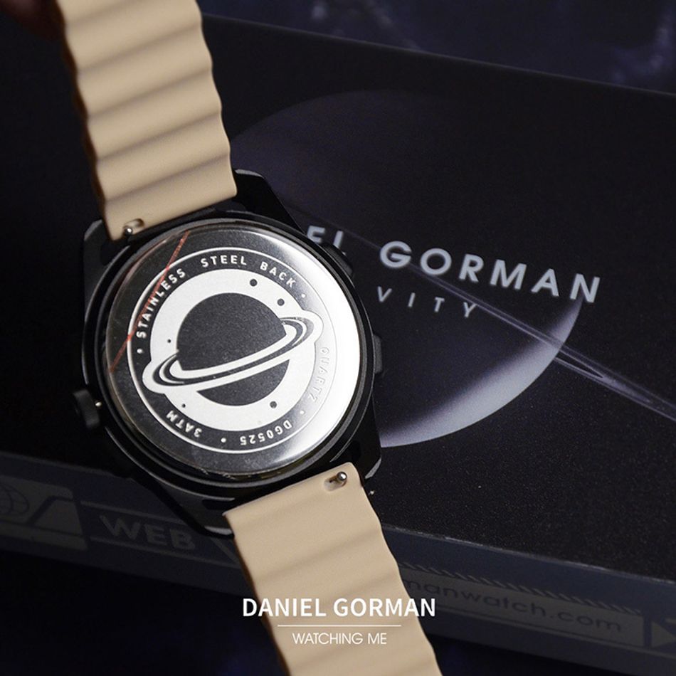 DANIEL GORMAN ｜萬有引力系列 DG0525KB ｜土星款 磁吸指針 黑色框 卡其色矽膠錶帶背面展示