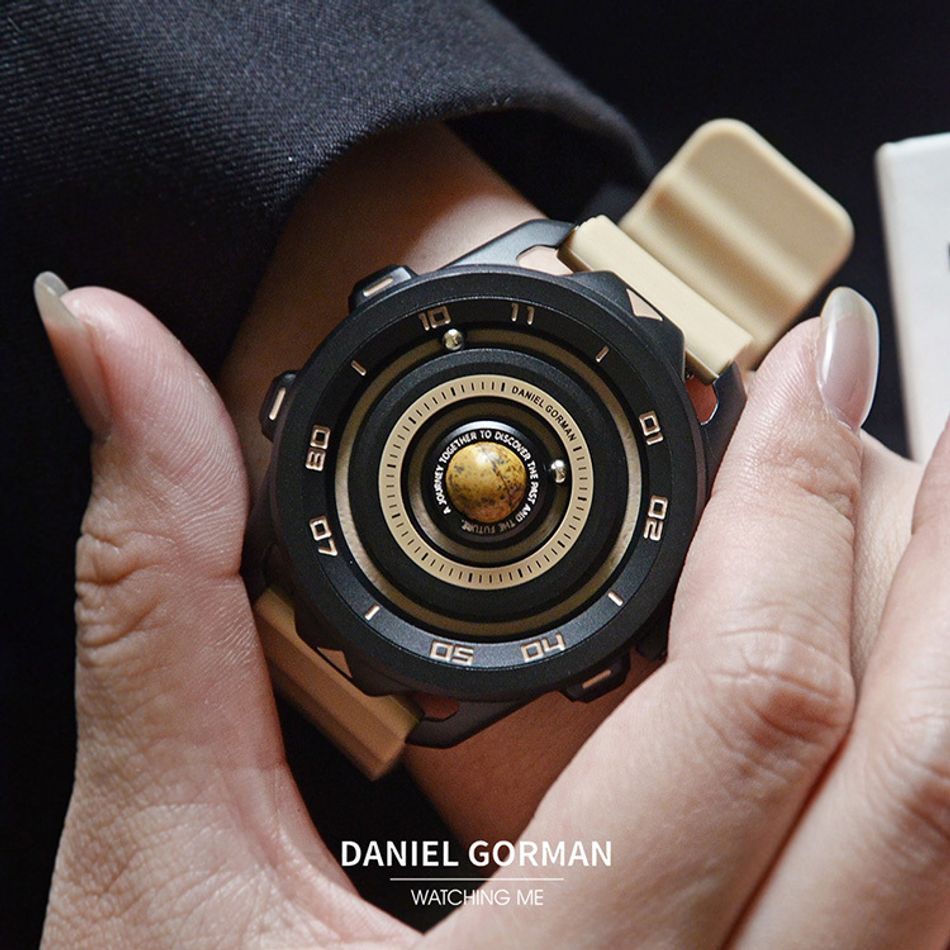 DANIEL GORMAN ｜萬有引力系列 DG0525KB ｜土星款 磁吸指針 黑色框 卡其色矽膠錶帶實帶細節