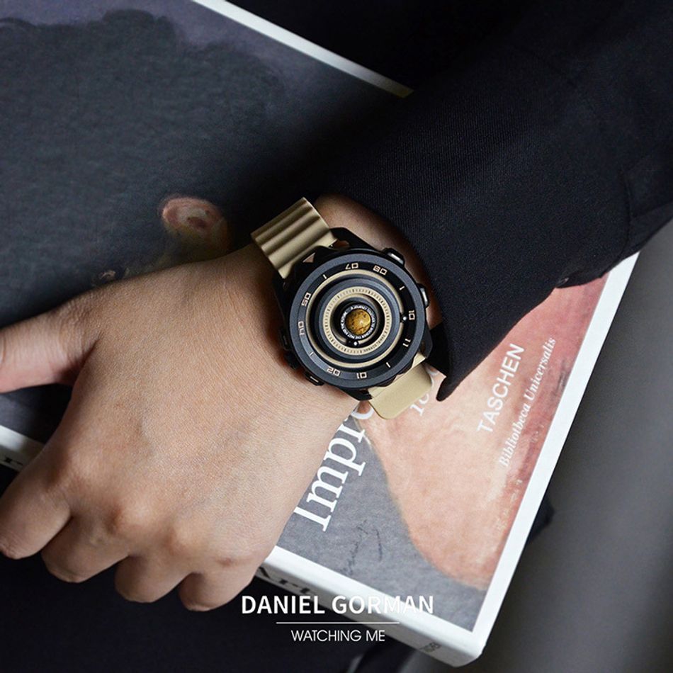 DANIEL GORMAN ｜萬有引力系列 DG0525KB ｜土星款 磁吸指針 黑色框 卡其色矽膠錶帶實戴展示