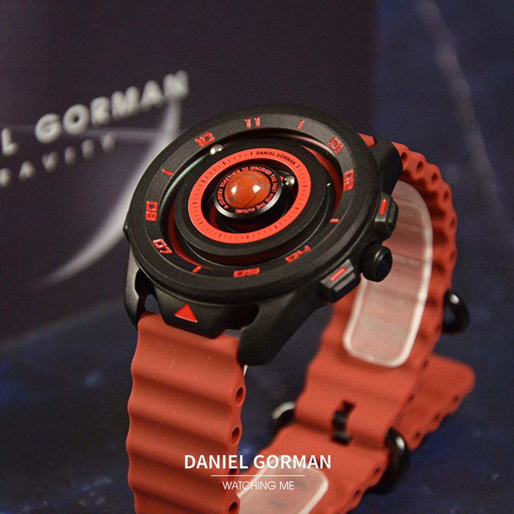 DANIEL GORMAN ｜萬有引力系列 DG0525KR｜火星款 磁吸指針 黑色框 紅色矽膠錶帶 側面細節
