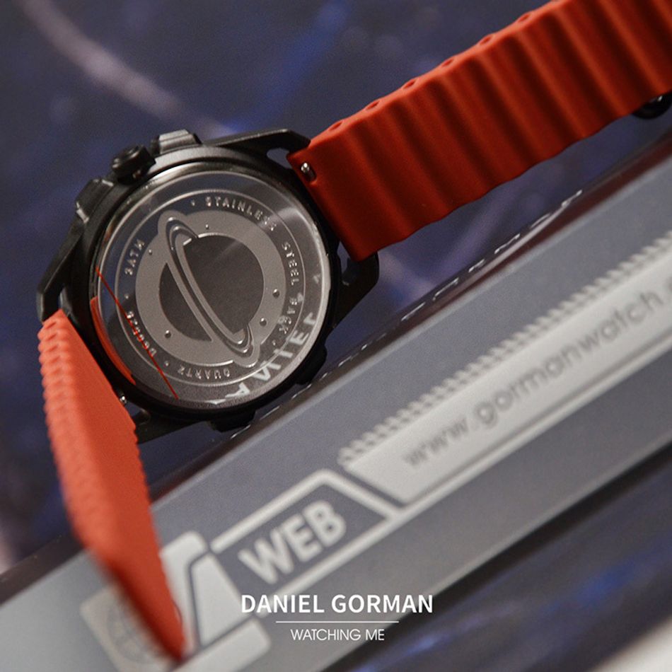 DANIEL GORMAN ｜萬有引力系列 DG0525KR｜火星款 磁吸指針 黑色框 紅色矽膠錶帶 背面