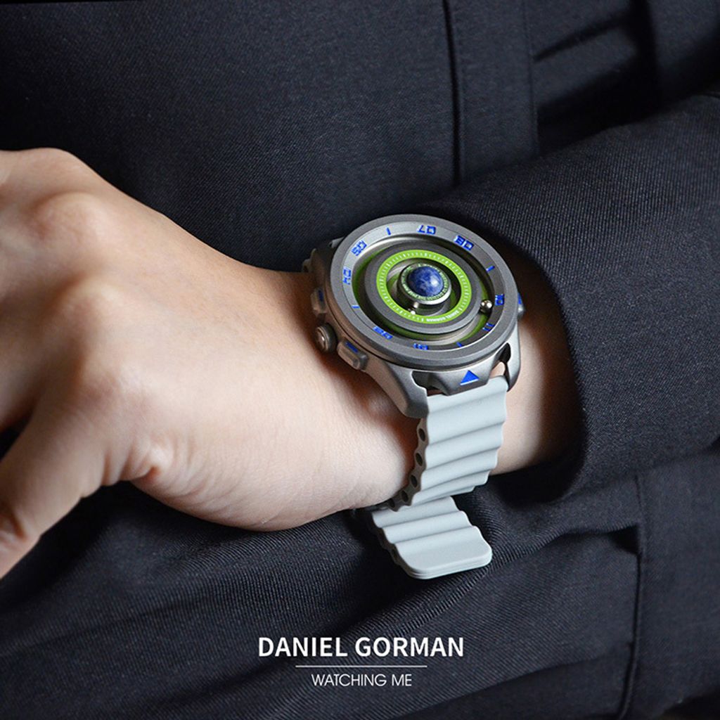 DANIEL GORMAN ｜萬有引力系列 DG0525KS ｜地球款 灰銀框 灰色矽膠錶帶實戴展示