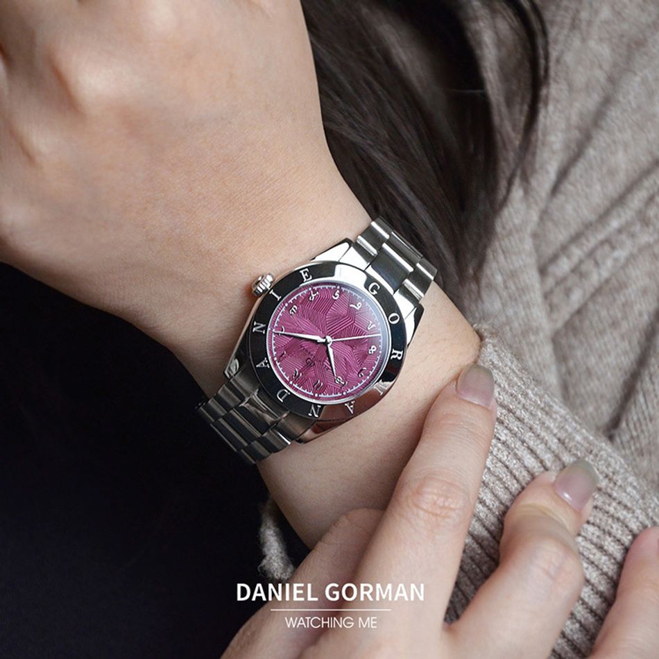 DANIEL GORMAN ｜多巴胺系列 DG9036SR｜銀框紫紅色面 不規則紋路 銀色不鏽鋼錶帶實帶細節