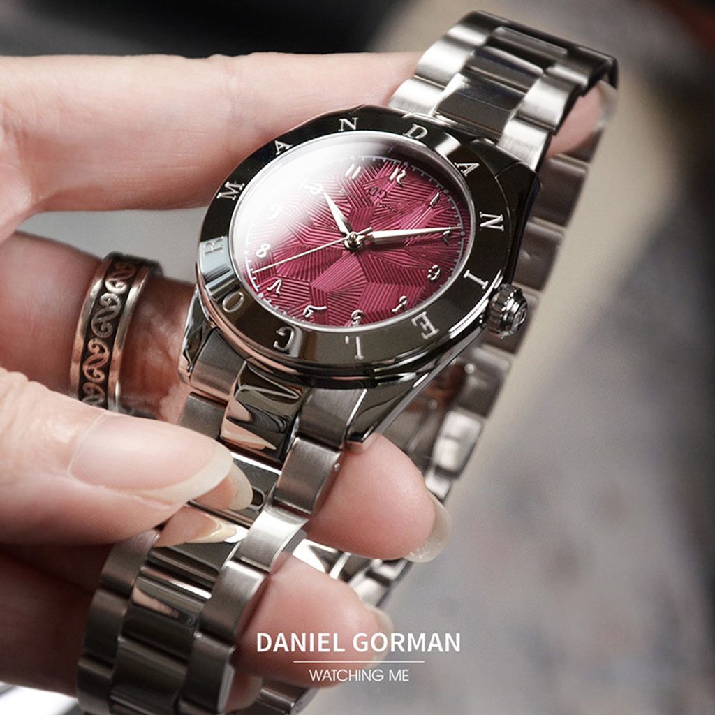 DANIEL GORMAN ｜多巴胺系列 DG9036SR｜銀框紫紅色面 不規則紋路 銀色不鏽鋼錶帶右側細節