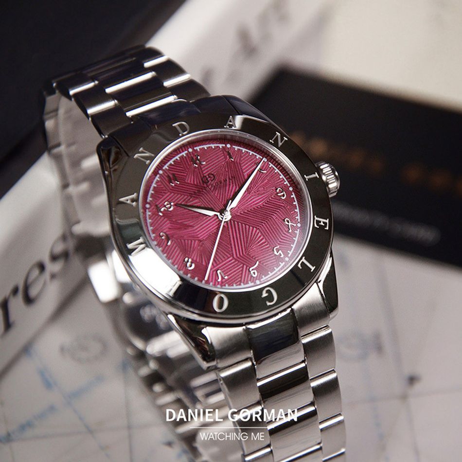 DANIEL GORMAN ｜多巴胺系列 DG9036SR｜銀框紫紅色面 不規則紋路 銀色不鏽鋼錶帶錶面細節