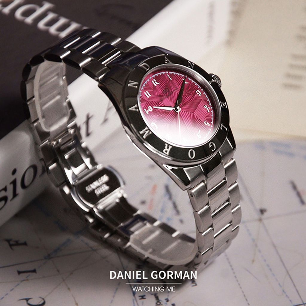 DANIEL GORMAN ｜多巴胺系列 DG9036SR｜銀框紫紅色面 不規則紋路 銀色不鏽鋼錶帶左側細節
