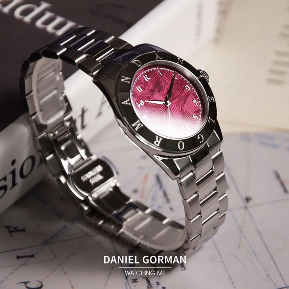 DANIEL GORMAN ｜多巴胺系列 DG9036SR｜銀框紫紅色面 不規則紋路 銀色不鏽鋼錶帶左側細節