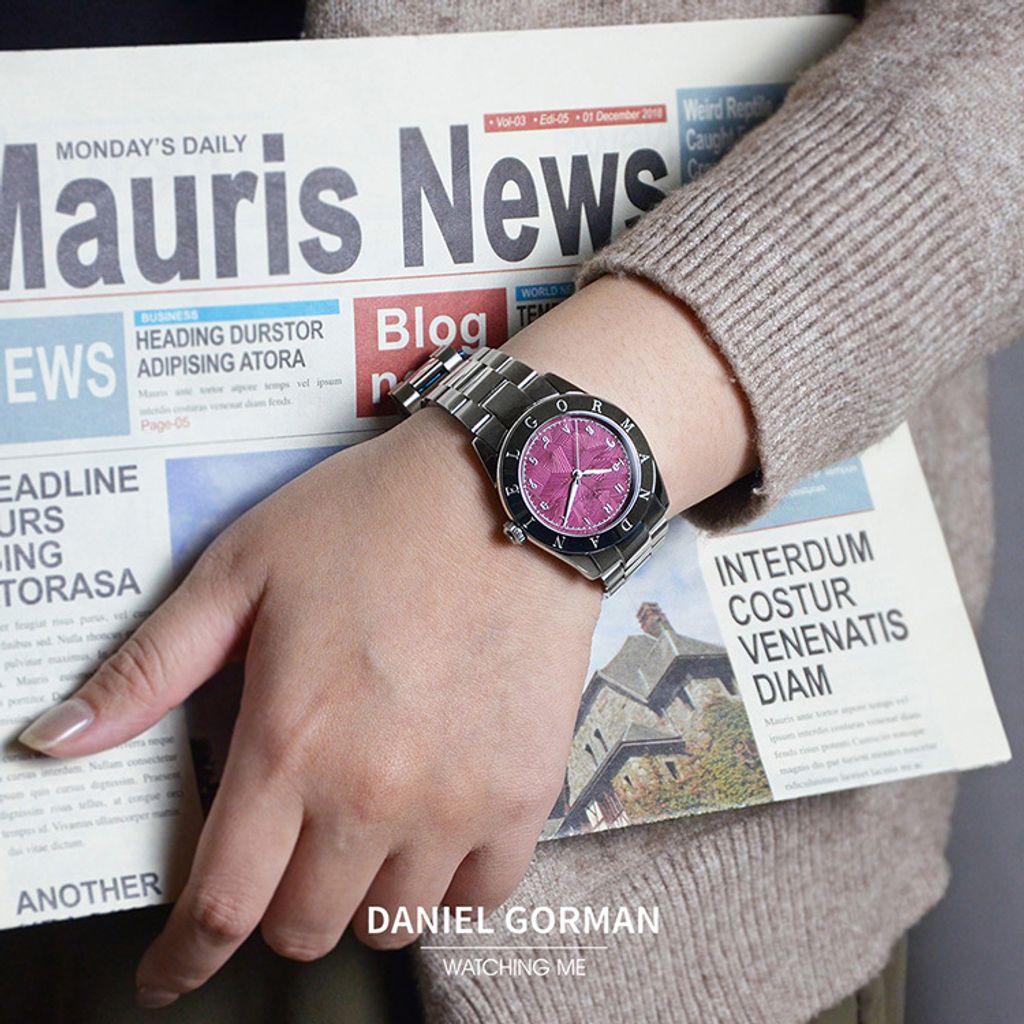 DANIEL GORMAN ｜多巴胺系列 DG9036SR｜銀框紫紅色面 不規則紋路 銀色不鏽鋼錶帶實戴展示