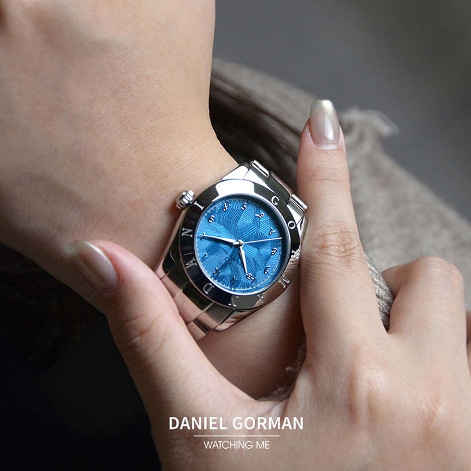 DANIEL GORMAN ｜多巴胺系列 DG9036SU｜銀框藍面 不規則紋路 銀色不鏽鋼錶帶實戴細節