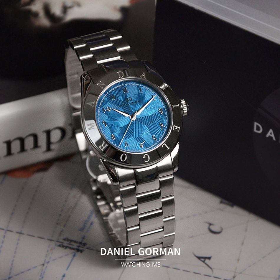 DANIEL GORMAN ｜多巴胺系列 DG9036SU｜銀框藍面 不規則紋路 銀色不鏽鋼錶帶正面展示