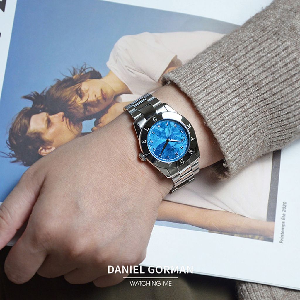 DANIEL GORMAN ｜多巴胺系列 DG9036SU｜銀框藍面 不規則紋路 銀色不鏽鋼錶帶實戴展示
