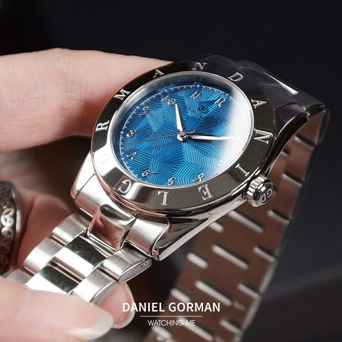 DANIEL GORMAN ｜多巴胺系列 DG9036SU｜銀框藍面 不規則紋路 銀色不鏽鋼錶帶錶面細節