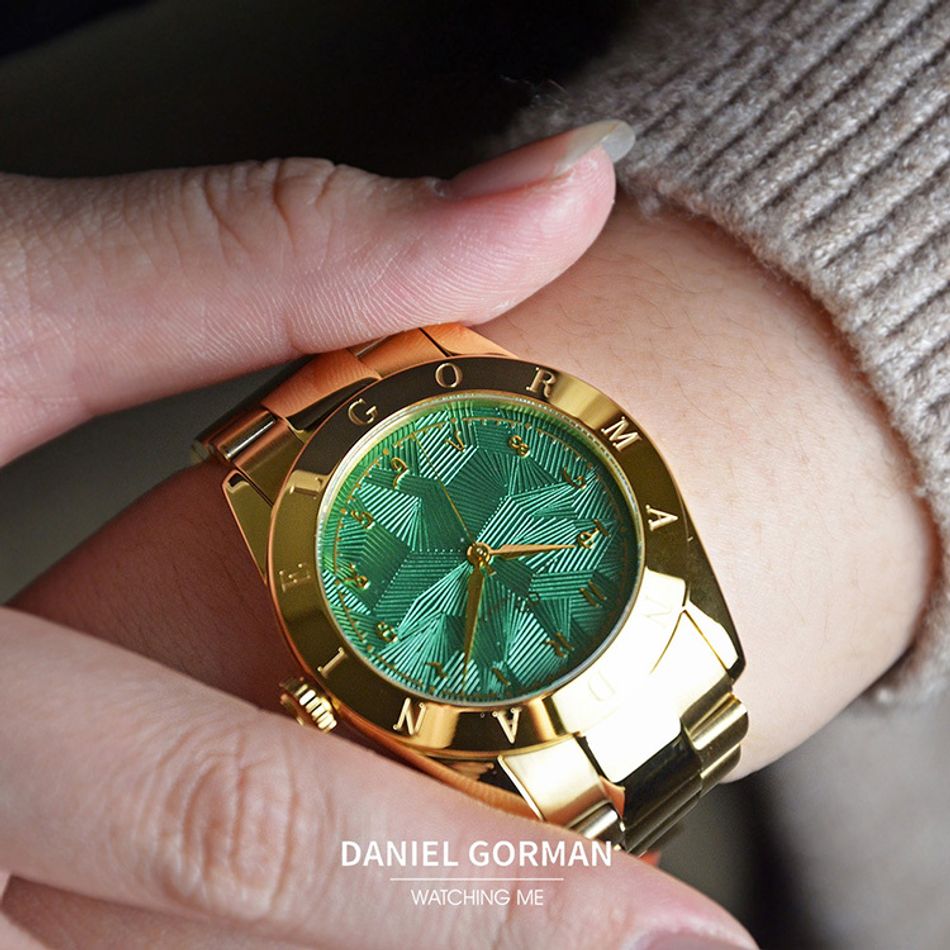 DANIEL GORMAN ｜多巴胺系列 DG9036YG｜金框綠面 不規則紋路 金色不鏽鋼錶帶錶面細節