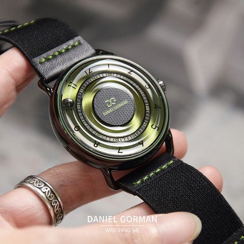 DANIEL GORMAN ｜DGY000KG｜綠色透明面 磁吸指針 黑色框 黑色鬆緊+皮革錶帶錶面細節