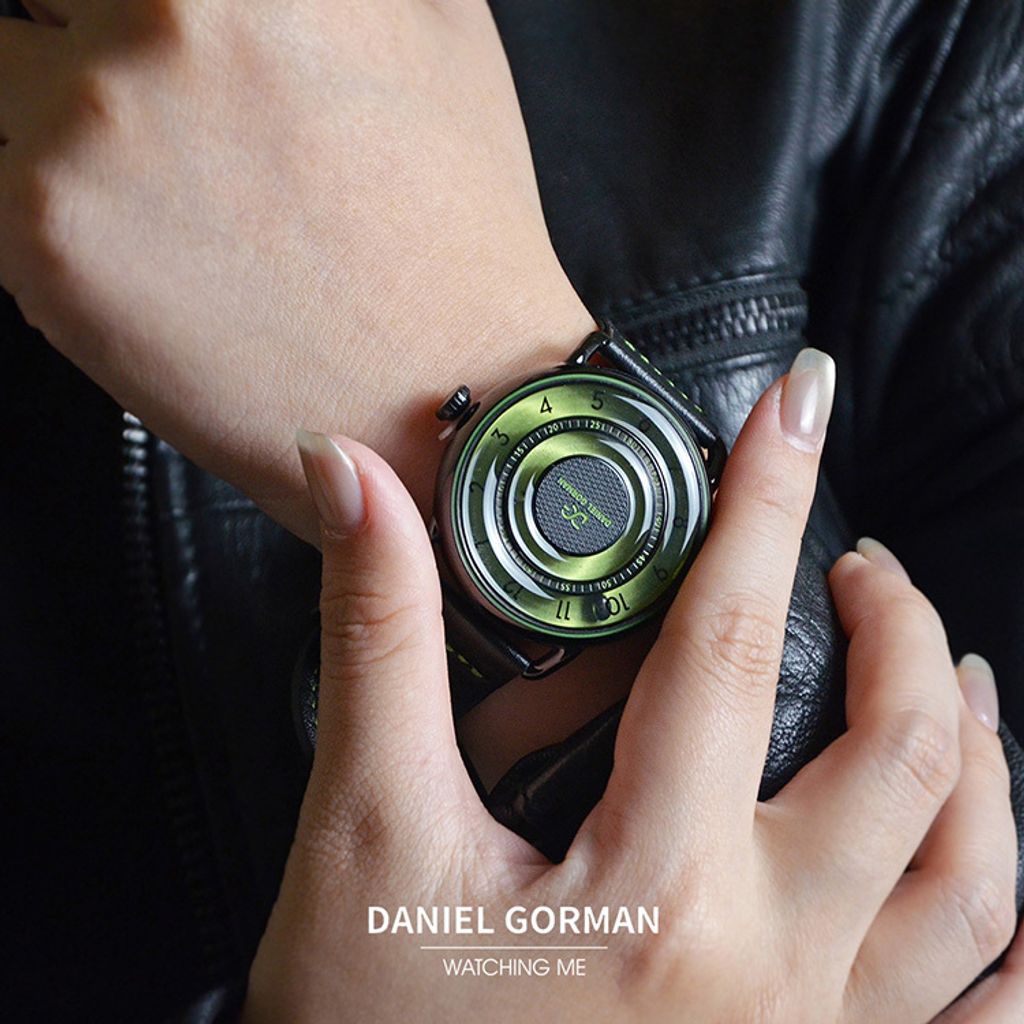 DANIEL GORMAN ｜DGY000KG｜綠色透明面 磁吸指針 黑色框 黑色鬆緊+皮革錶帶實戴細節
