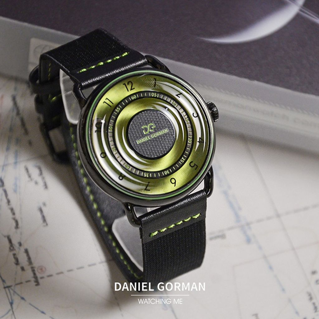DANIEL GORMAN ｜DGY000KG｜綠色透明面 磁吸指針 黑色框 黑色鬆緊+皮革錶帶正面展示