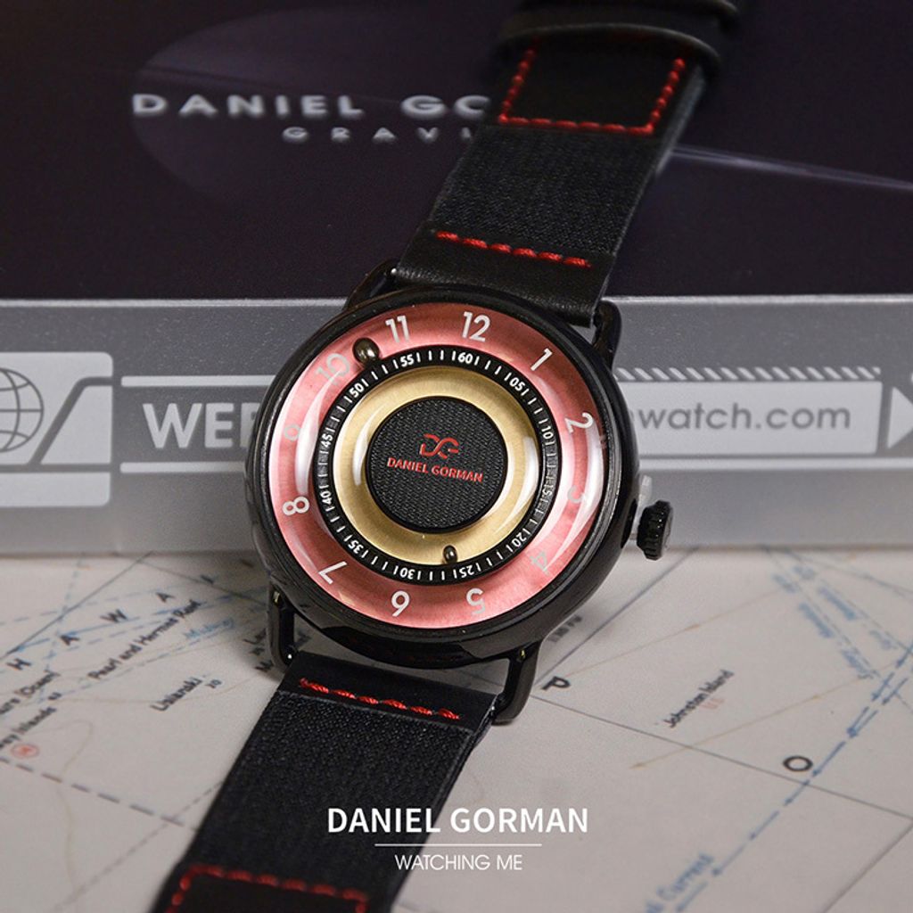 DANIEL GORMAN ｜DGY000KP｜粉黃色透明面 磁吸指針 黑色框 黑色鬆緊+皮革錶帶正面展示
